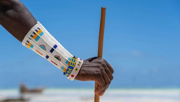 20062 Tribalmasaihandwithcolorfullbraceletcloseupzanzibartanzaniaafrica Orig